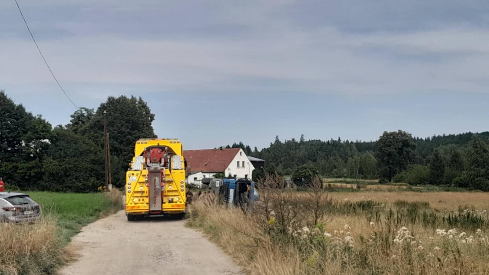 wielka-betoniarka-przewrocia-sie-na-bok-134943