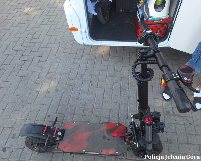 policjanci-odzyskali-skradziona-w-miedzyzdrojach-hulajnoge-elektryczna-i-zatrzymali-mezczyzne-podejrzanego-o-jej-kradziez-135011