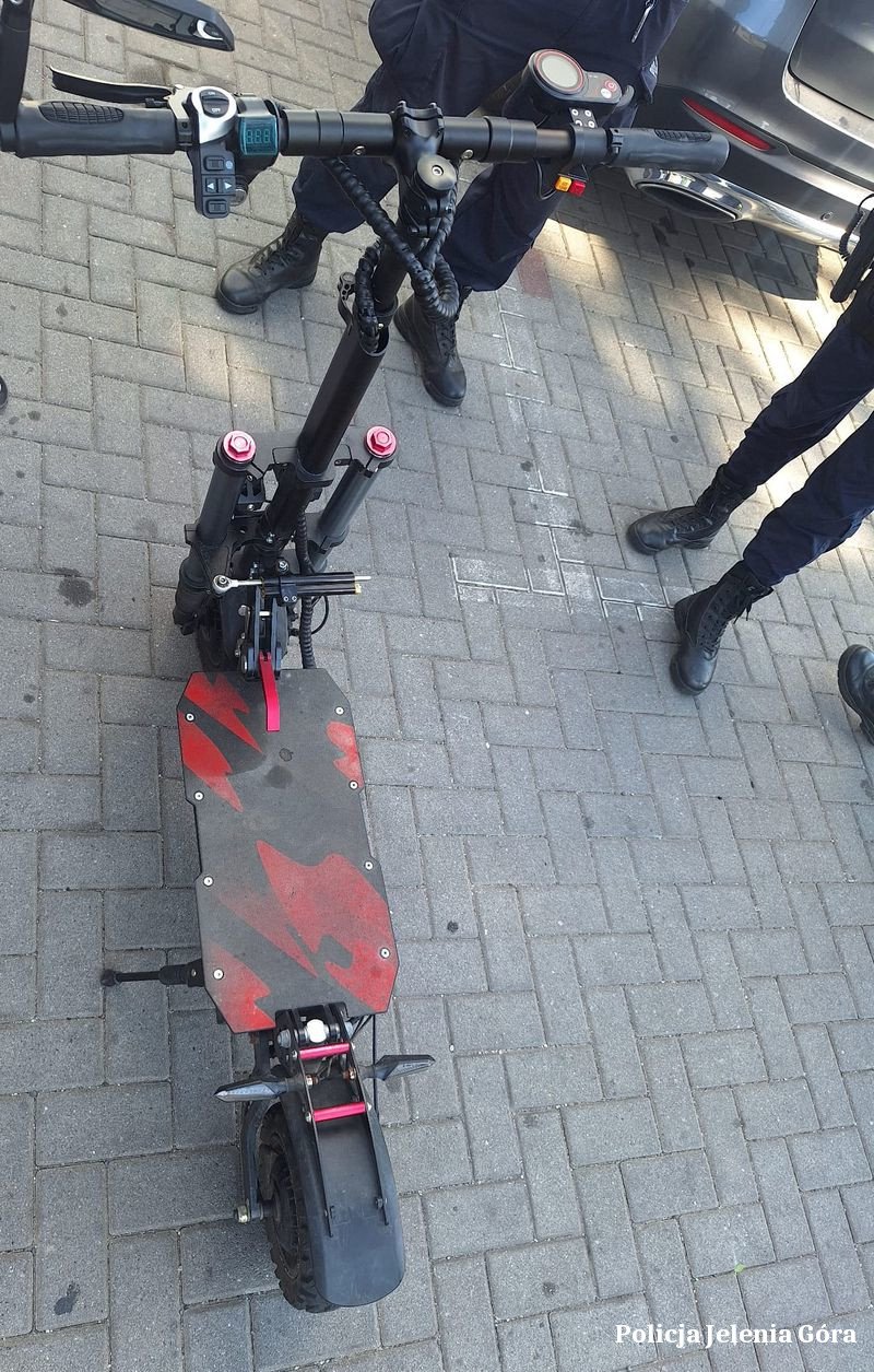 policjanci-odzyskali-skradziona-w-miedzyzdrojach-hulajnoge-elektryczna-i-zatrzymali-mezczyzne-podejrzanego-o-jej-kradziez-135011