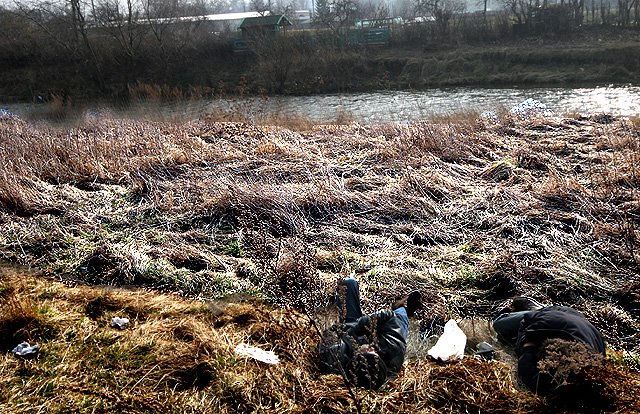 Ciepłe lutowe przedpołudnie nad Bobrem. Bezdomni ucinają sobie drzemkę. Mroźna noc może dla nich zakończyć się tragicznie.