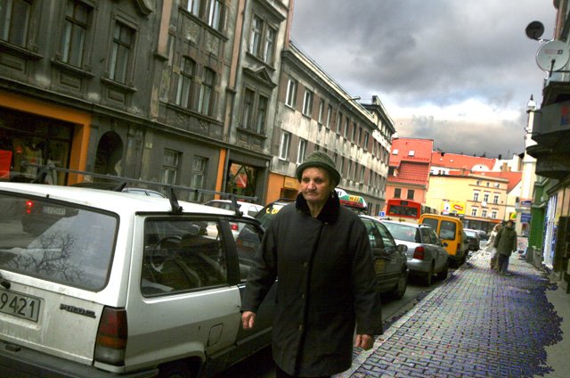 Uliczny parking przy ulicy Wolności.