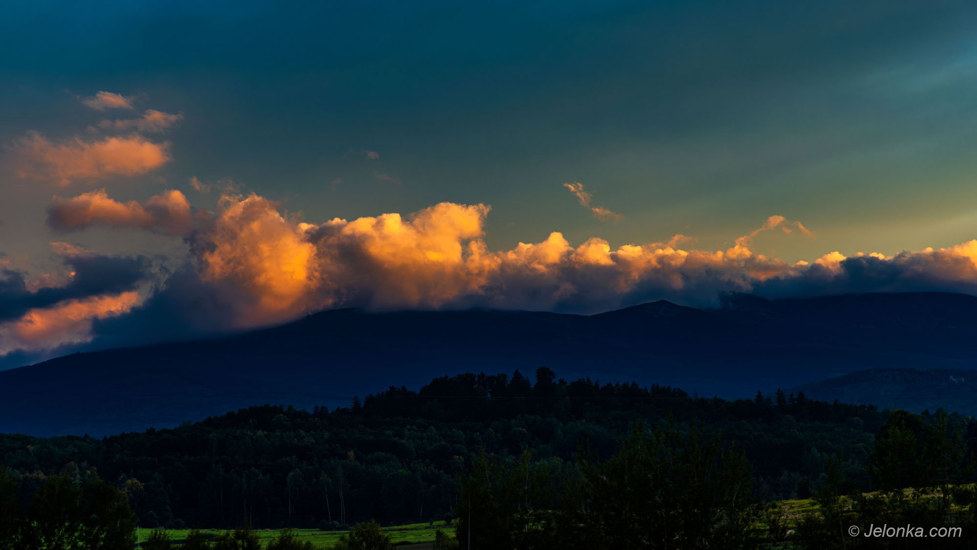 zachod-sonca-nad-karkonoszami-sniezka-w-chmurach-135094