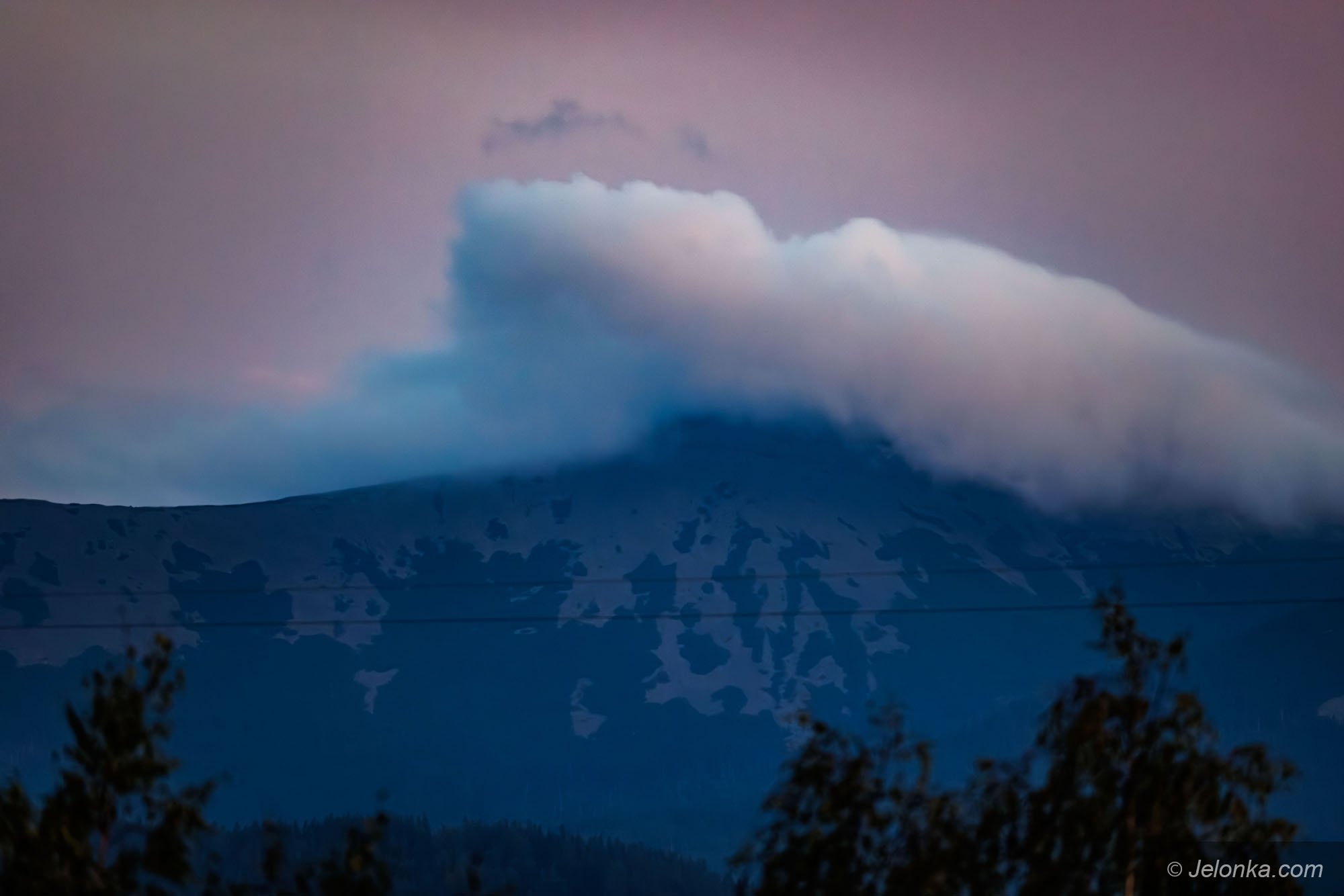 zachod-sonca-nad-karkonoszami-sniezka-w-chmurach-135094