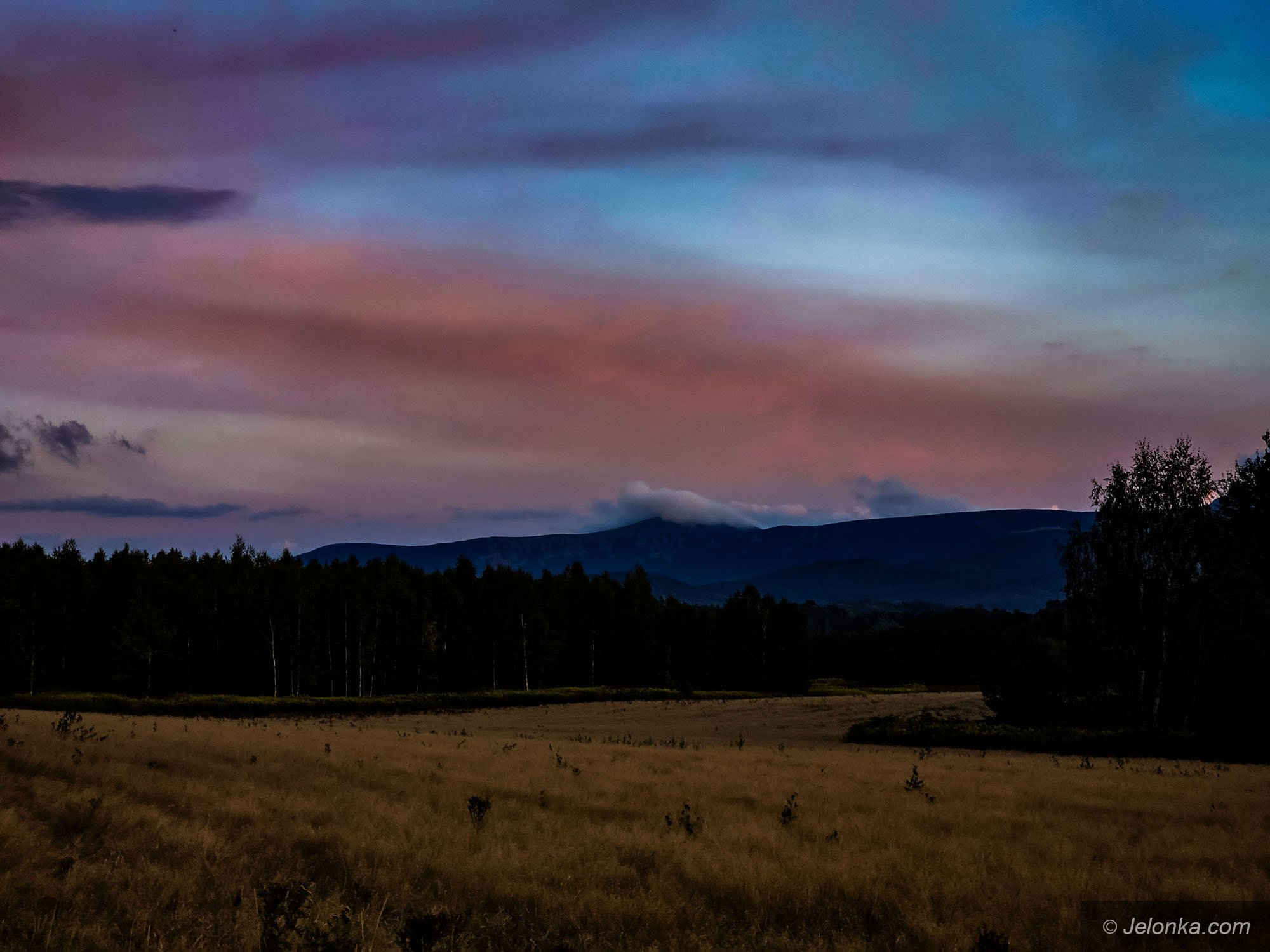 zachod-sonca-nad-karkonoszami-sniezka-w-chmurach-135094