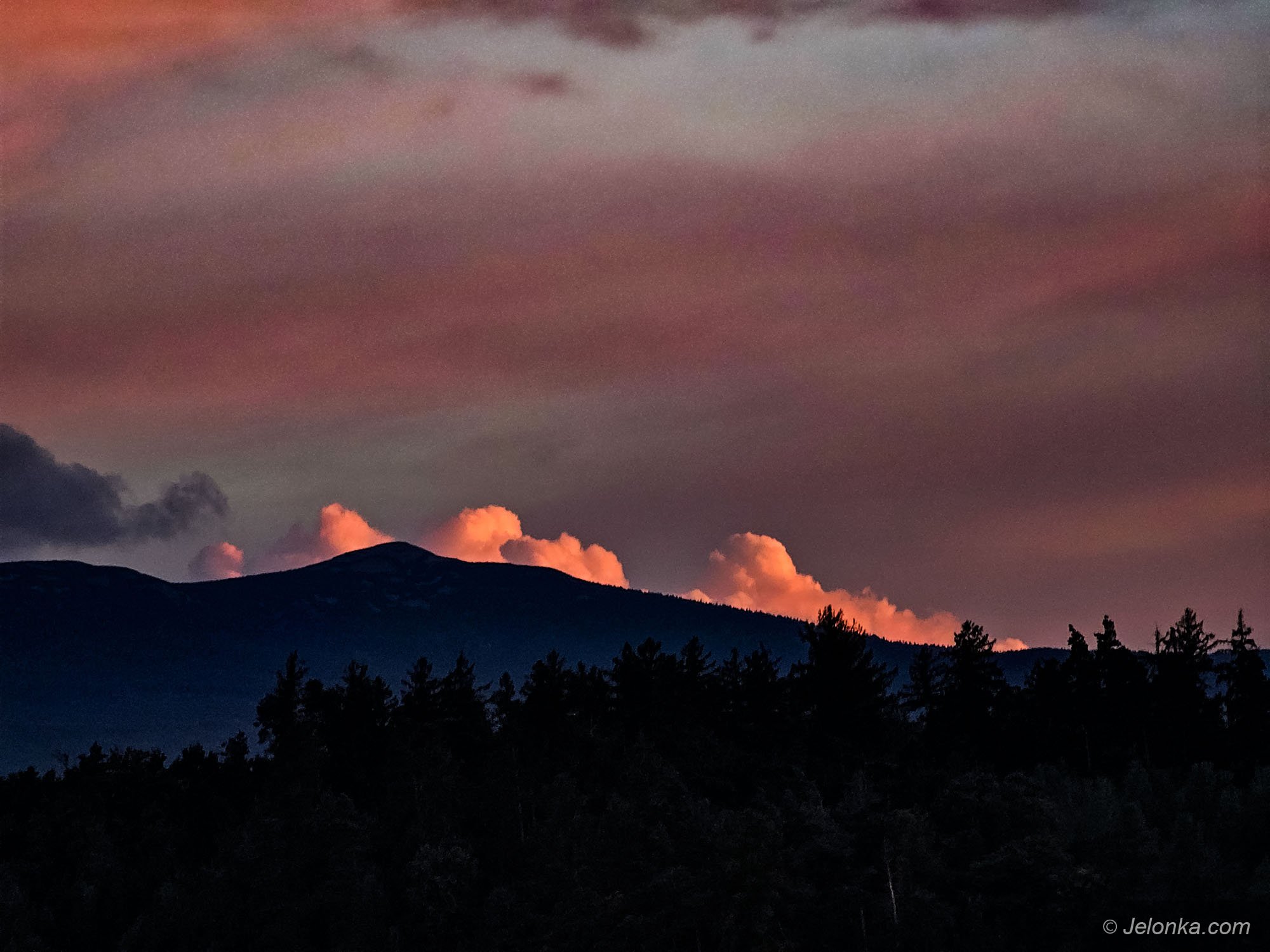 zachod-sonca-nad-karkonoszami-sniezka-w-chmurach-135094