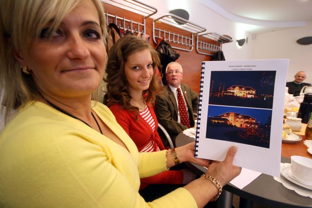 Iwona Friedrich pokazuje nagrodzoną