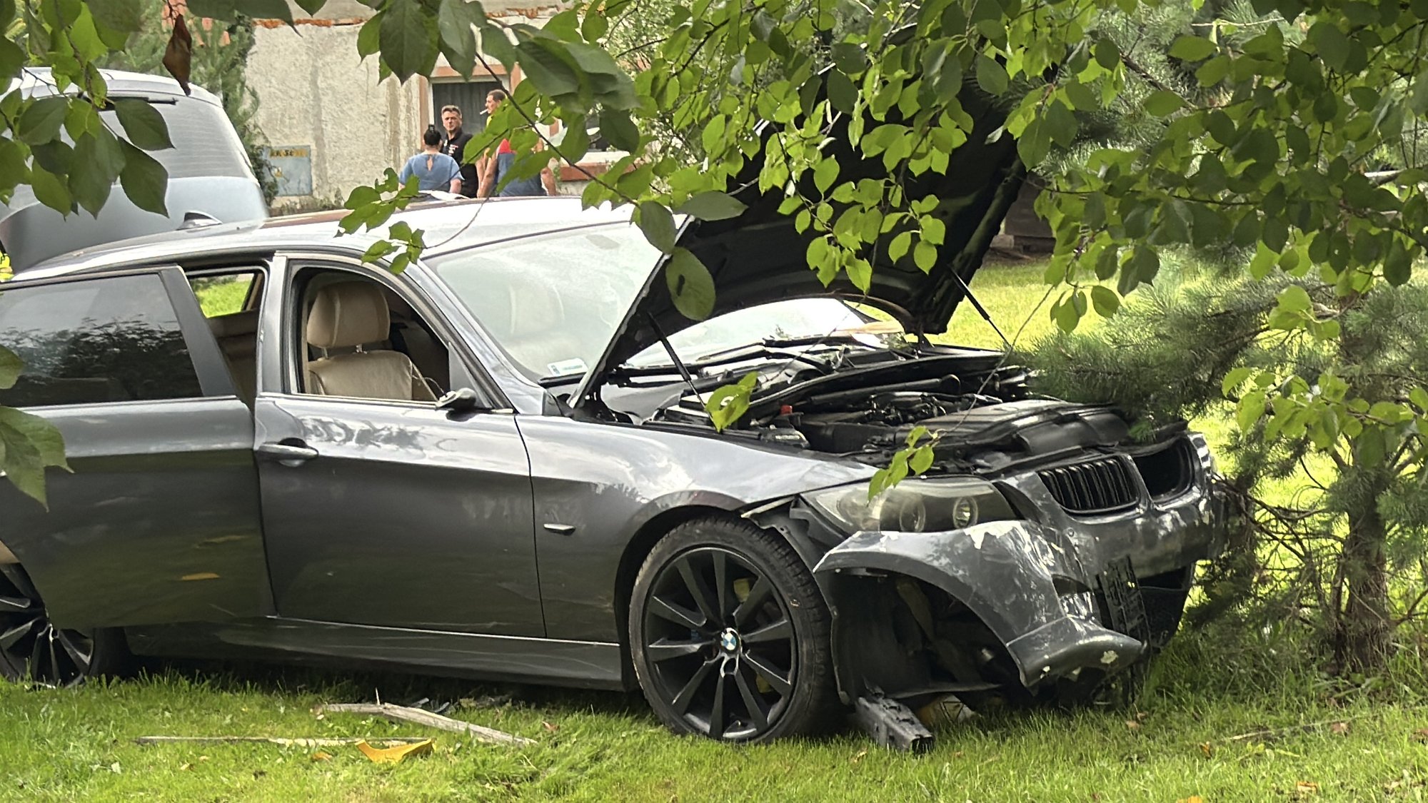 bmw-w-pocie-i-na-podworku-135155