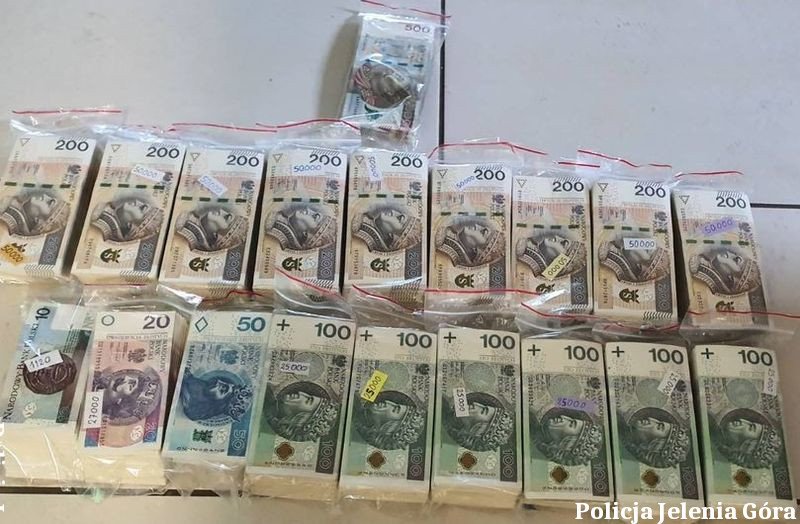 policjanci-z-jeleniej-gory-zatrzymali-44latka-narkotyki-bron-i-nielegalne-automaty-do-gier-135279