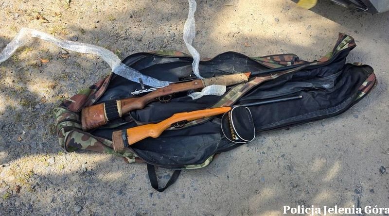 policjanci-z-jeleniej-gory-zatrzymali-44latka-narkotyki-bron-i-nielegalne-automaty-do-gier-135279