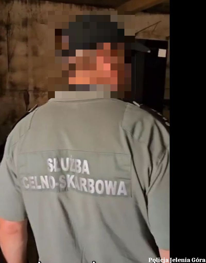 policjanci-z-jeleniej-gory-zatrzymali-44latka-narkotyki-bron-i-nielegalne-automaty-do-gier-135279