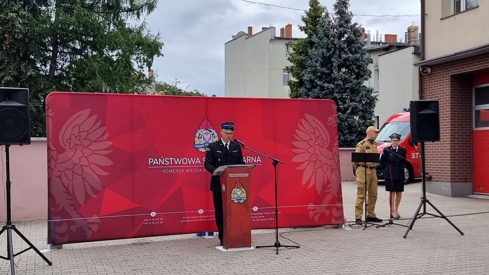 samorzady-dorzuciy-sie-do-busa-dla-strazakow-135301