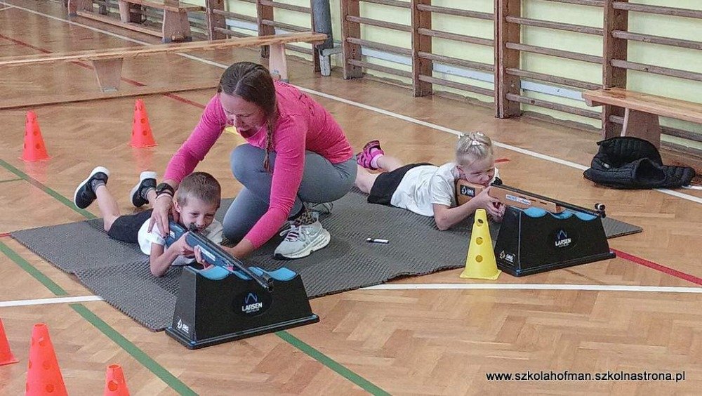 trenerka-z-wizyta-u-najmodszych-pierwszaki-odbyy-profesjonalny-trening-135471