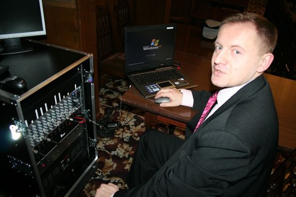 Hubert Papaj prezentuje nowy system konferencyjny.