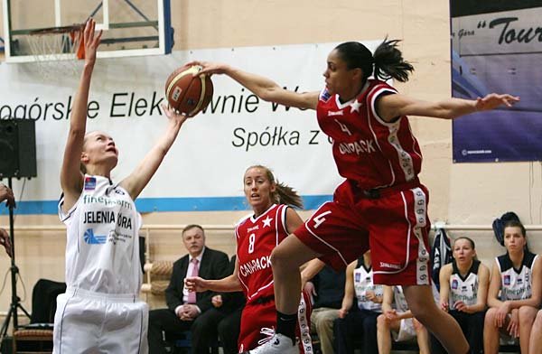 Dorota Wójcik w walce o piłkę z Candice Dupree.