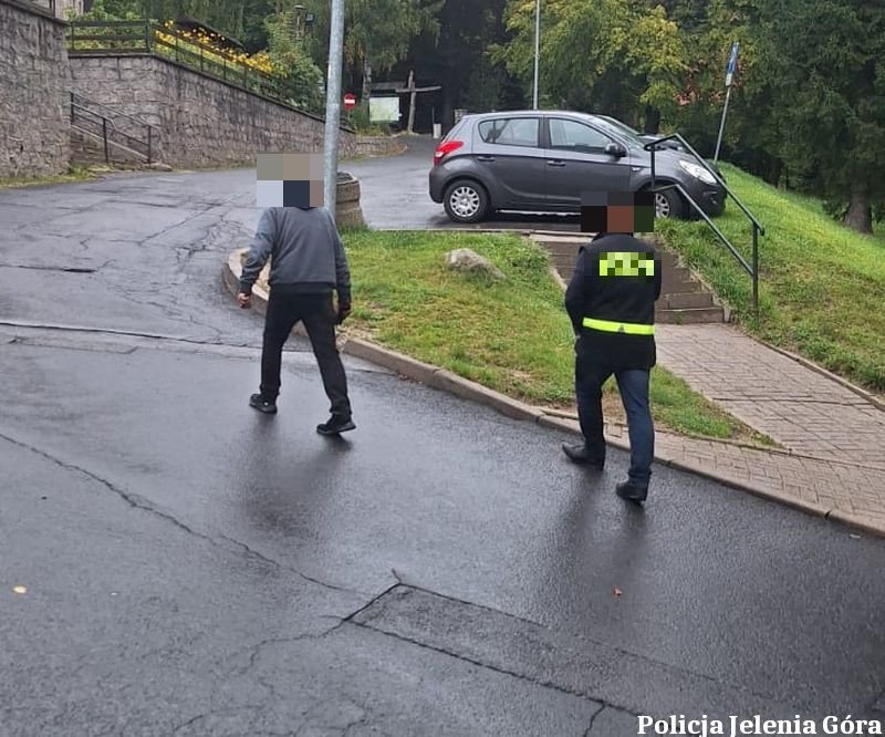 policjanci-ze-szklarskiej-poreby-zatrzymali-dwoch-mezczyzn-podejrzanych-o-usiowanie-wamania-i-posiadanie-narkotykow-135719