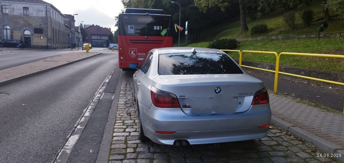 auto-zaparkowane-na-pasach-mandat-w-kieszeni-135811