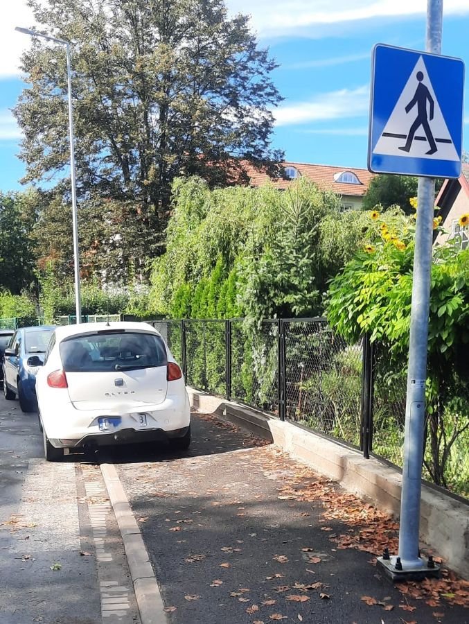 auto-zaparkowane-na-pasach-mandat-w-kieszeni-135811