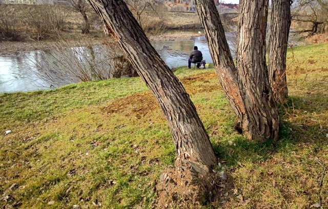 Lutowe przedpołudnie nad Bobrem przy ulicy Wiejskiej.