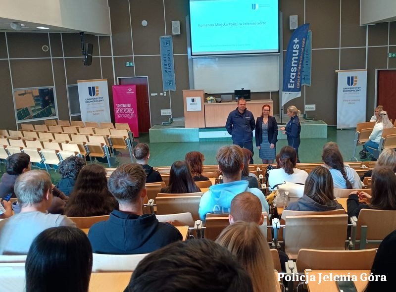 policjanci-u-studentow-136128