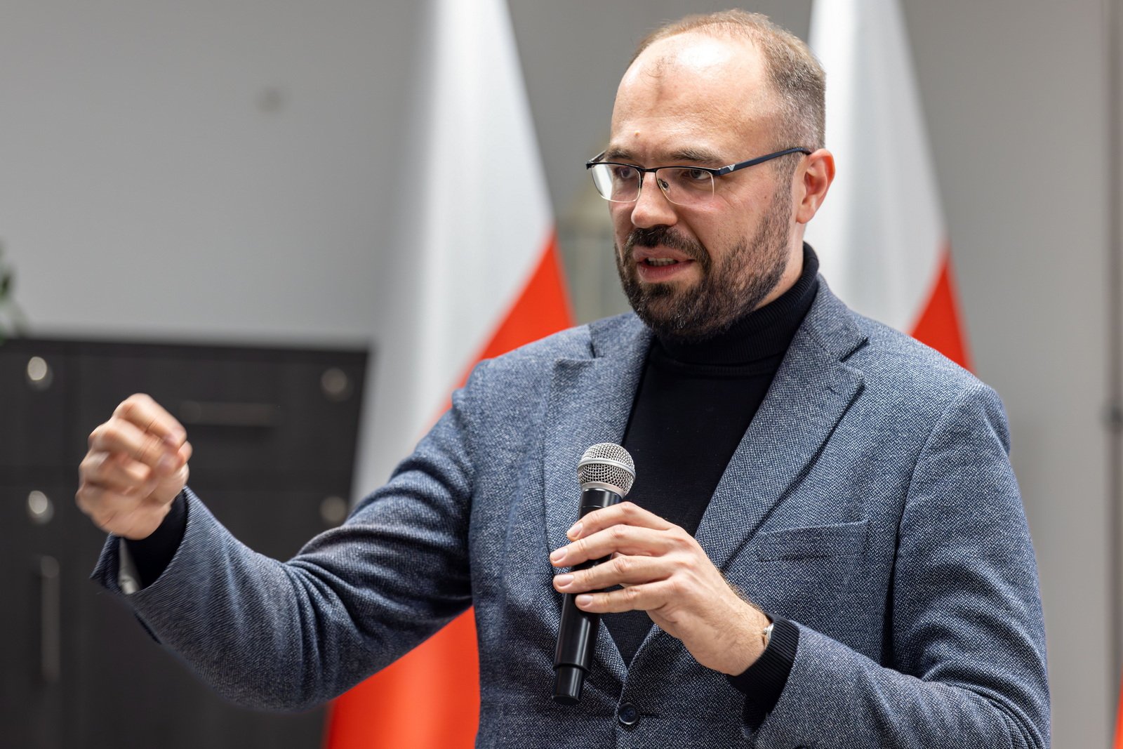 rozmowa-o-polsce-i-potrzebie-nowej-konstytucji-w-jeleniej-gorze-136135