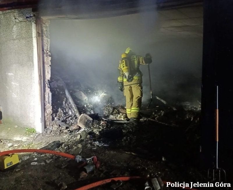 policjanci-z-karpacza-zatrzymali-mezczyzne-podejrzanego-o-spowodowanie-pozaru-i-narazenie-osob-na-niebezpieczenstwo-136218
