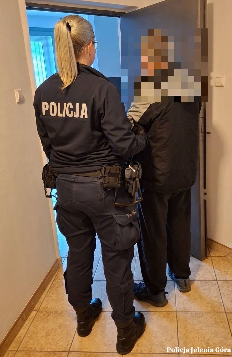 policjanci-z-karpacza-zatrzymali-mezczyzne-podejrzanego-o-spowodowanie-pozaru-i-narazenie-osob-na-niebezpieczenstwo-136218