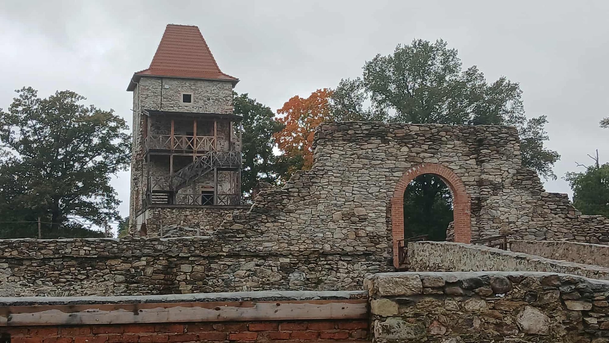 ruiny-w-starej-kamienicy-po-renowacji-136267