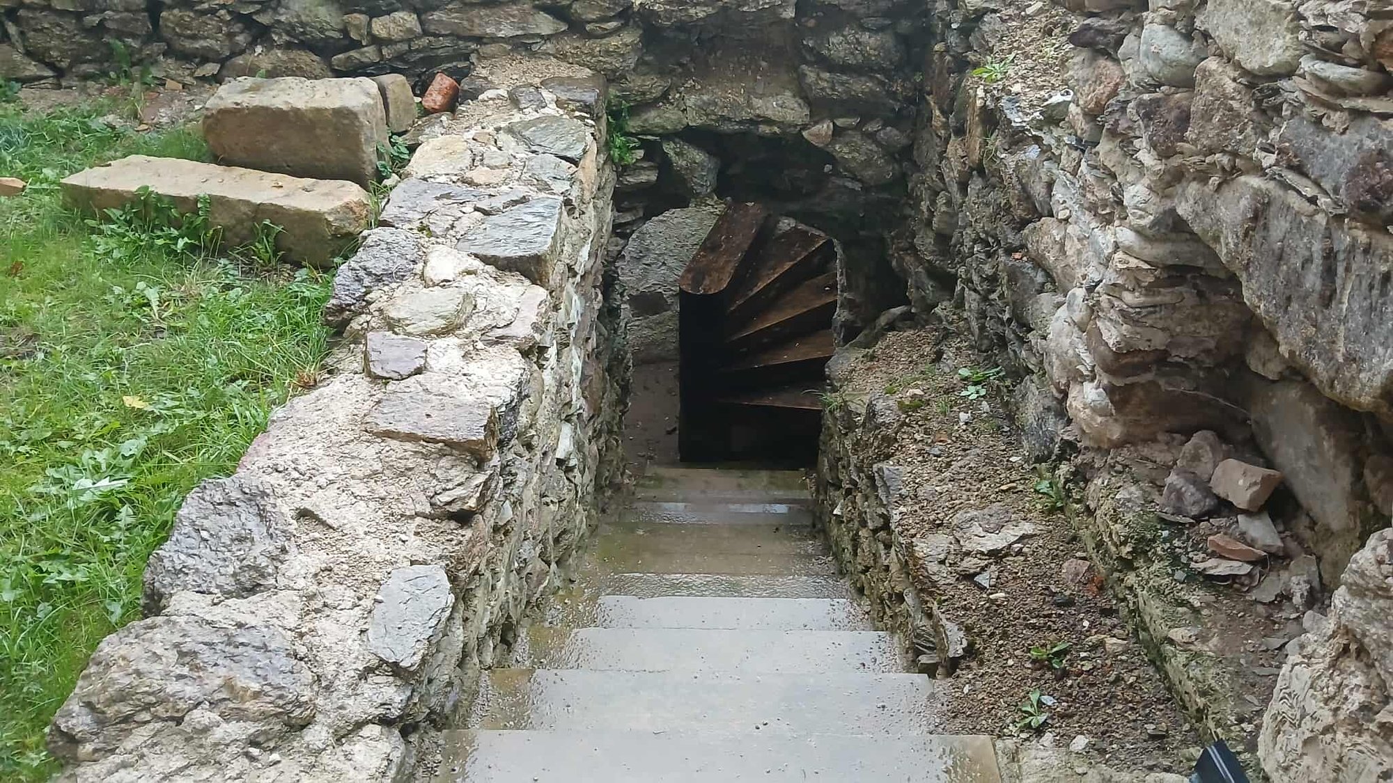ruiny-w-starej-kamienicy-po-renowacji-136267