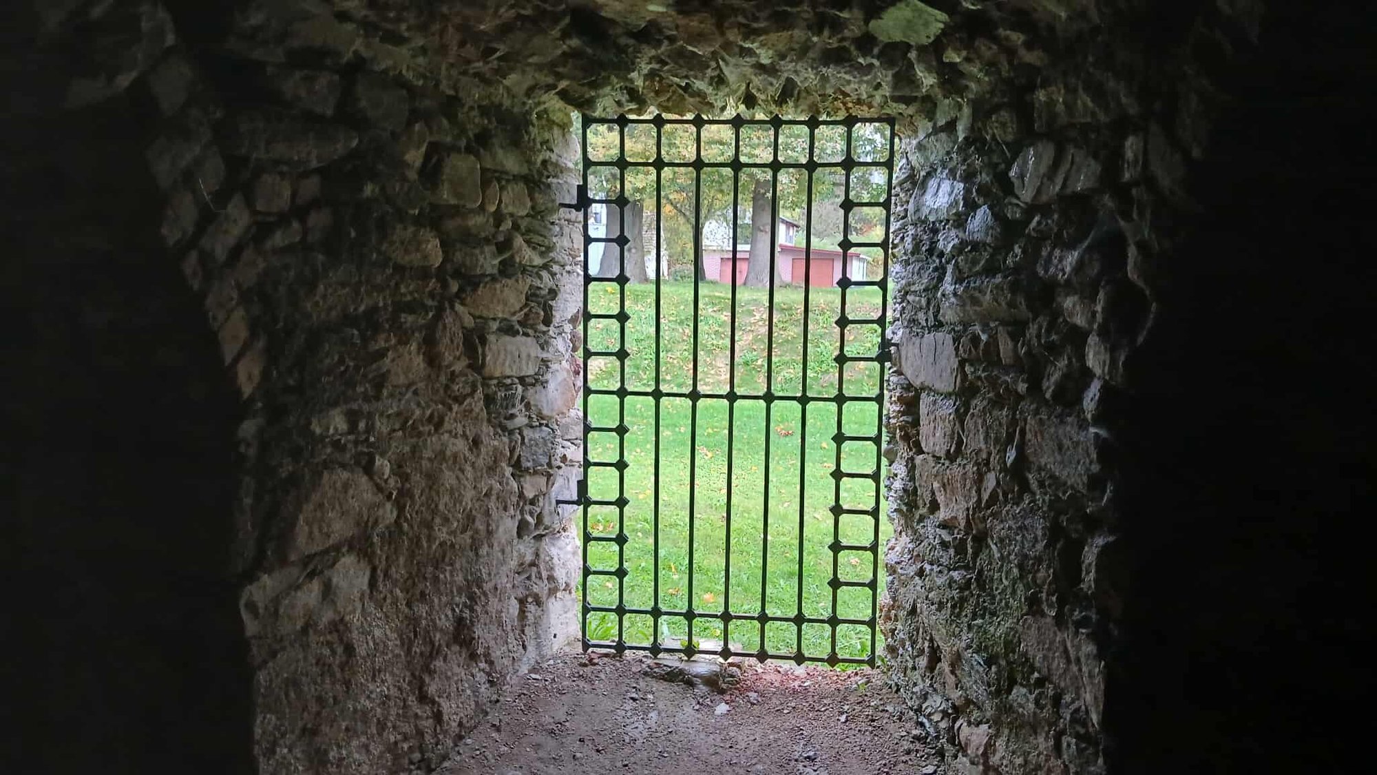 ruiny-w-starej-kamienicy-po-renowacji-136267