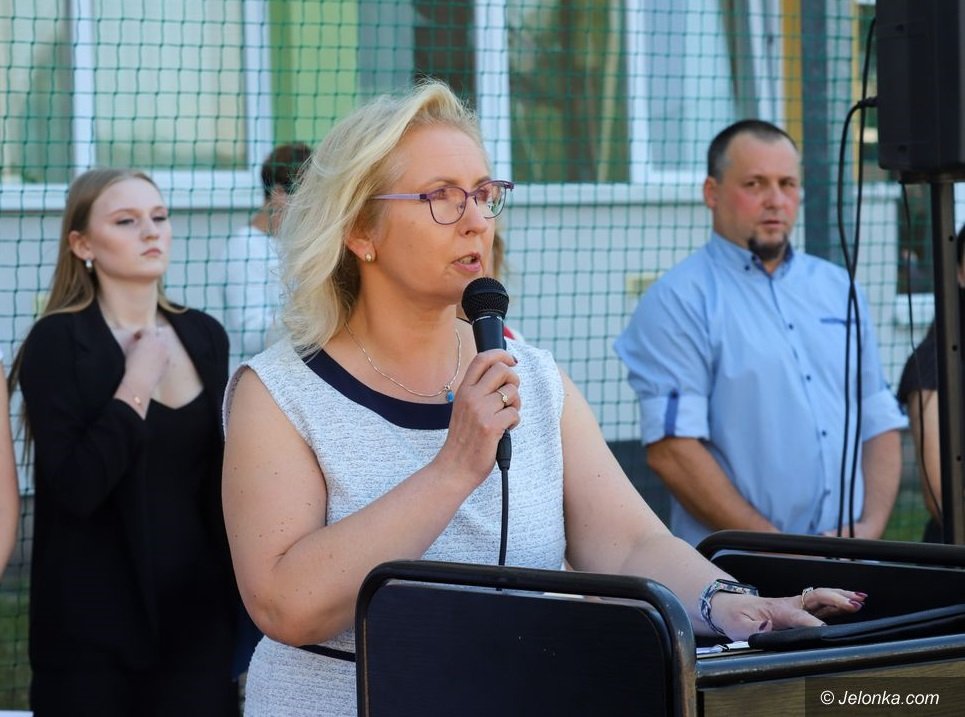 Wielu nauczycieli ma swoje pasje. Na zdj. śpiewająca dyrektorka ZSOiT w Jeleniej Górze