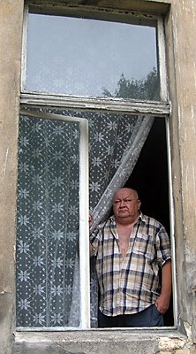 Pan Kazimierz za nowe szyby i ich wstawienie musiał zapłacić 300 złotych.