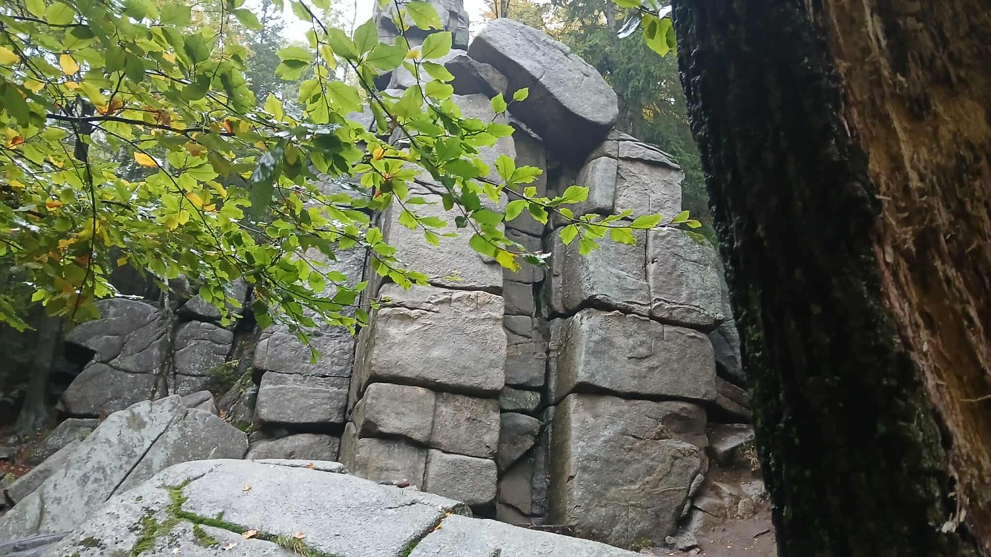 krzywe-baszty-w-gorach-izerskich-nieludzka-reka-utworzone-136302