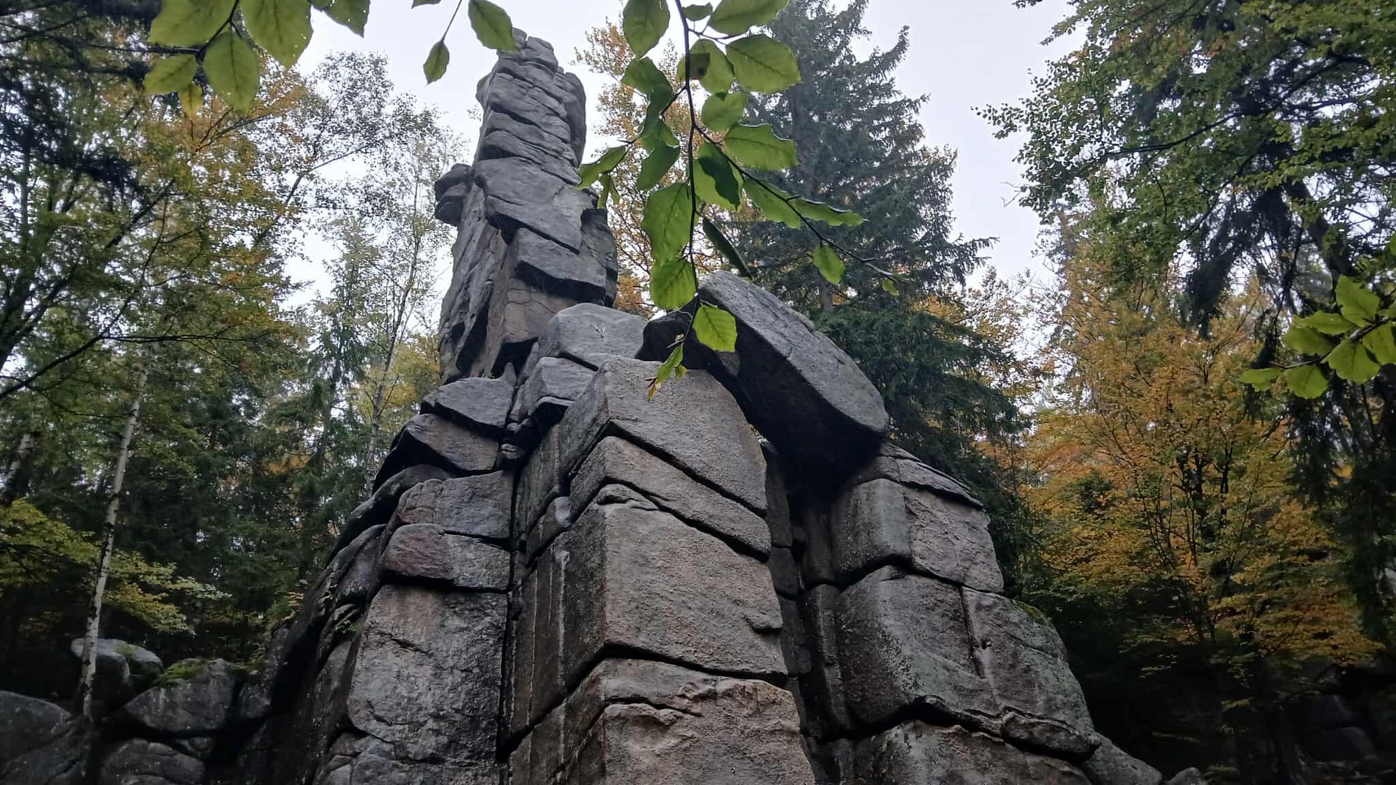 krzywe-baszty-w-gorach-izerskich-nieludzka-reka-utworzone-136302