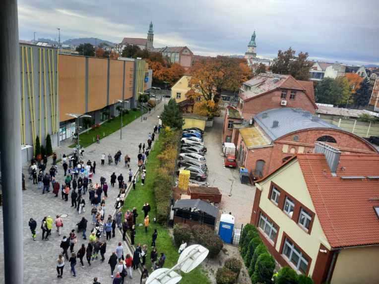 alarm-dym-i-ewakuacja-cwiczenia-przeciwpozarowe-w-nowym-rynku-136319