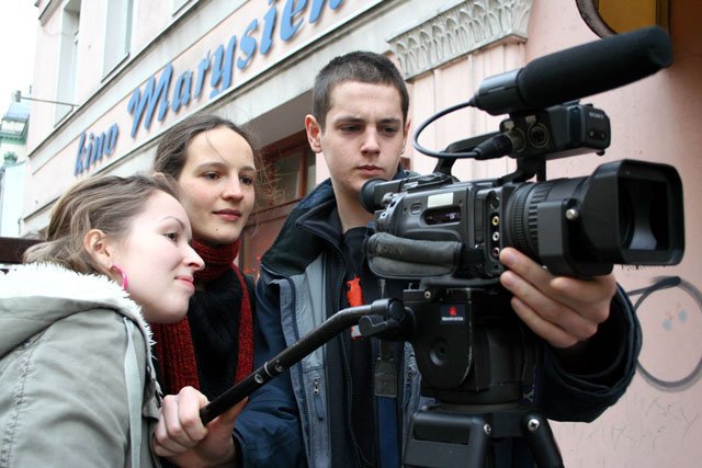 Młodzi uczestnicy festiwalu podczas zajęć warsztatowych na ulicach Jeleniej Góry