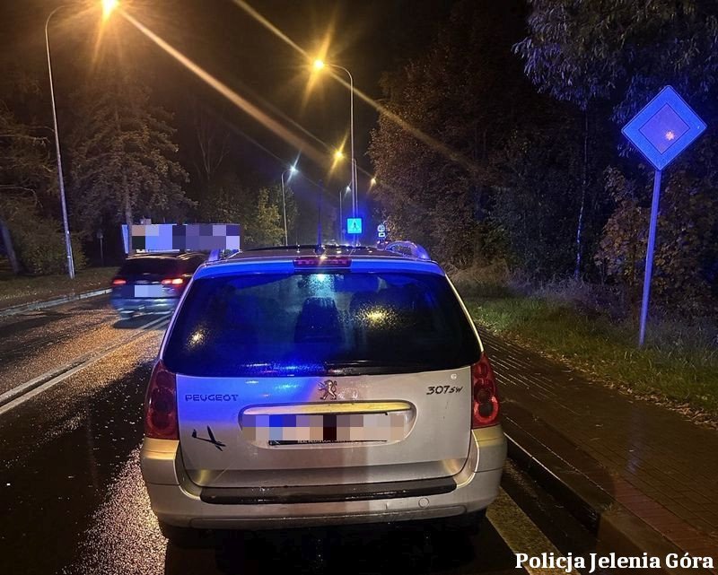 dzielnicowi-z-komisariatu-i-w-jeleniej-gorze-zatrzymali-trzech-mezczyzn-podejrzanych-o-kradziez-a-jeden-z-nich-prowadzi-pojazd-pod-wpywem-narkotykow-136455
