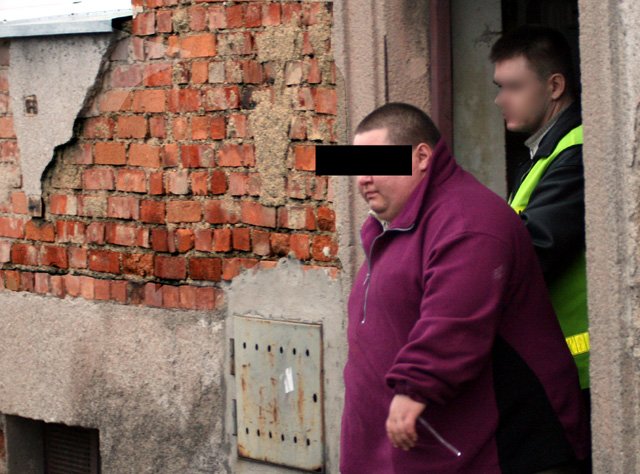 Funkcjonariusze policji wyprowadzają oszusta we wtorek rano po zatrzymaniu go w domu. Szerzej o sprawie napiszemy w najbliższym wydaniu Tygodnika