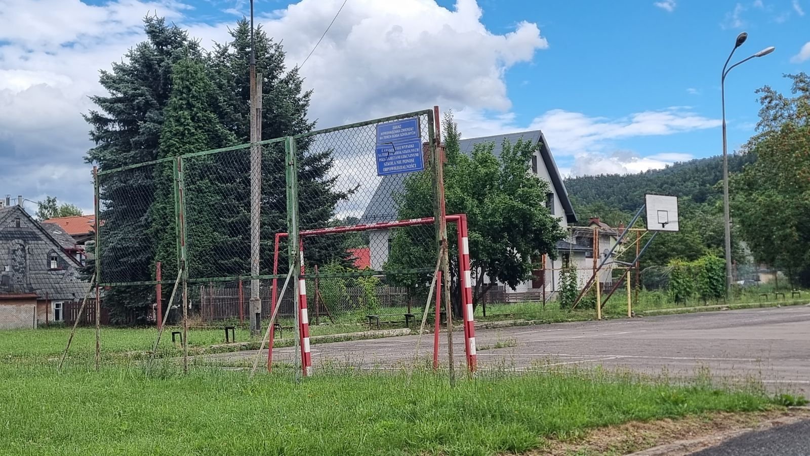 zapuszczone-boisko-do-remontu-136584