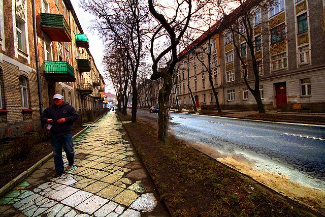 Urokliwa skądinąd ulica Drzymały. W kamienicach toalety są na półpiętrach.