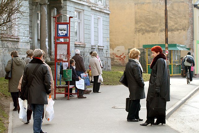 Na przystanku przy ulicy Wolności naprzeciwko pawilonu Plus przydałaby się wiata.