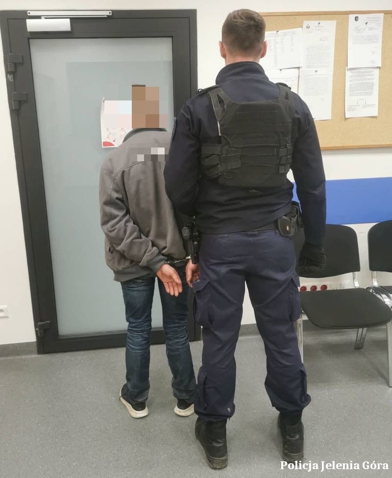 nie-zatrzyma-sie-do-kontroli-nie-mia-uprawnien-i-by-po-alkoholu-zosta-zatrzymany-przez-policjantow-z-karpacza-136786