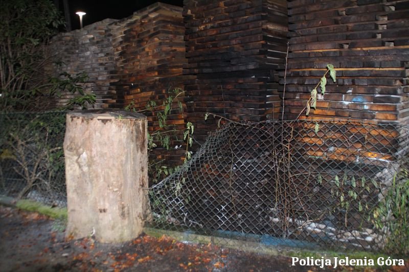 policjanci-z-kowar-zatrzymali-34latka-podejrzanego-o-grozby-uszkodzenie-mienia-i-sprowadzenie-zagrozenia-pozaru-136825