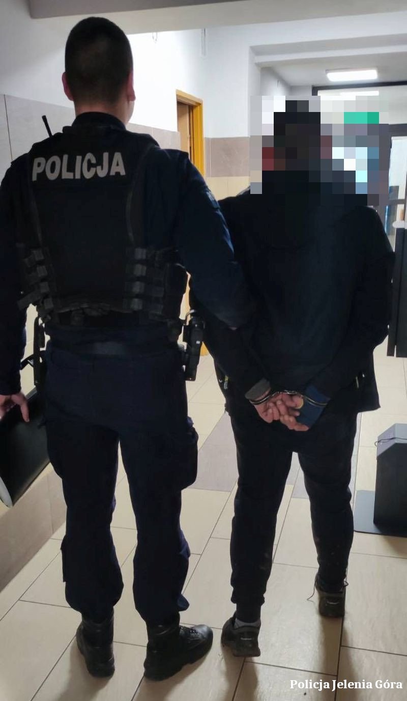 policjanci-z-kowar-zatrzymali-34latka-podejrzanego-o-grozby-uszkodzenie-mienia-i-sprowadzenie-zagrozenia-pozaru-136825