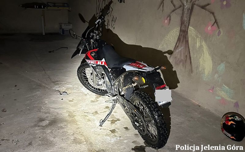 policjanci-z-jeleniej-gory-odzyskali-skradziony-motorower-i-zatrzymali-mezczyzne-podejrzanego-o-jego-kradziez-136858