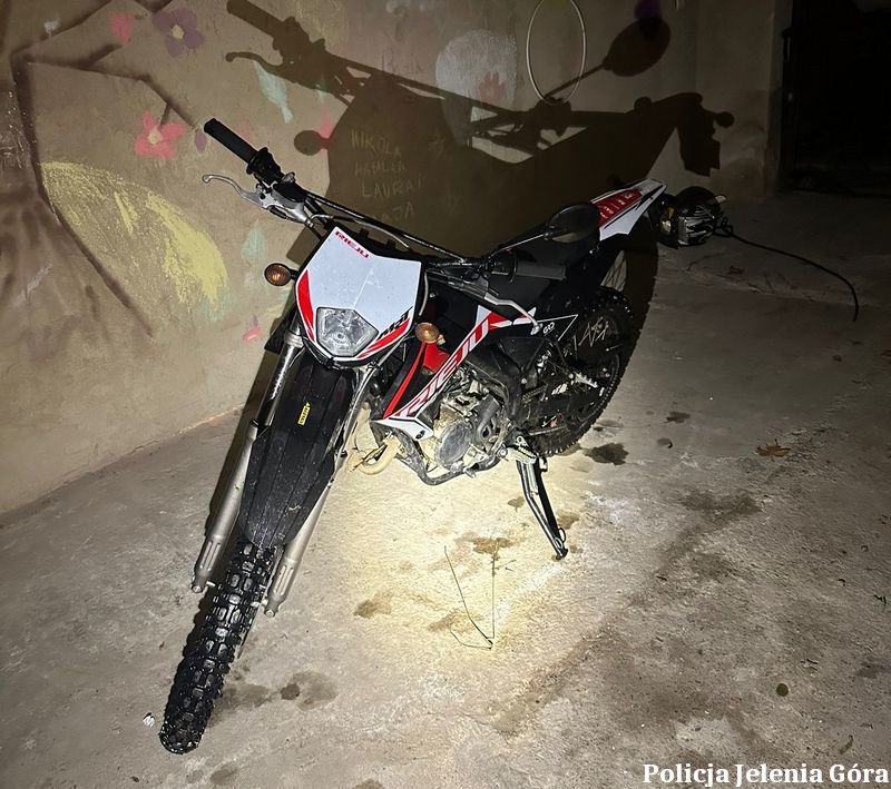 policjanci-z-jeleniej-gory-odzyskali-skradziony-motorower-i-zatrzymali-mezczyzne-podejrzanego-o-jego-kradziez-136858
