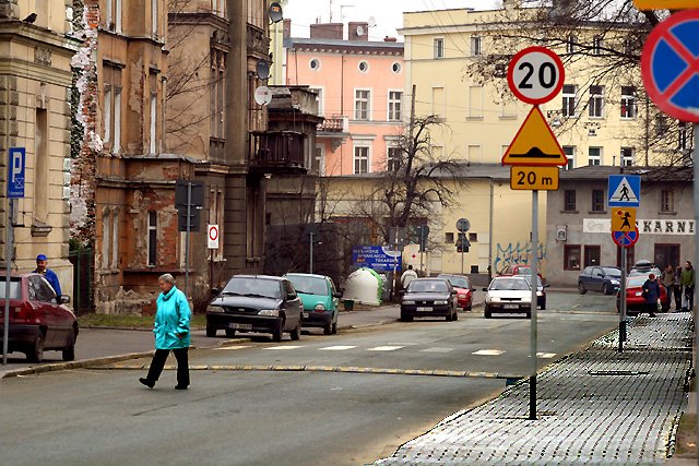 mroczna-strona-ulicy-okrzei-13707