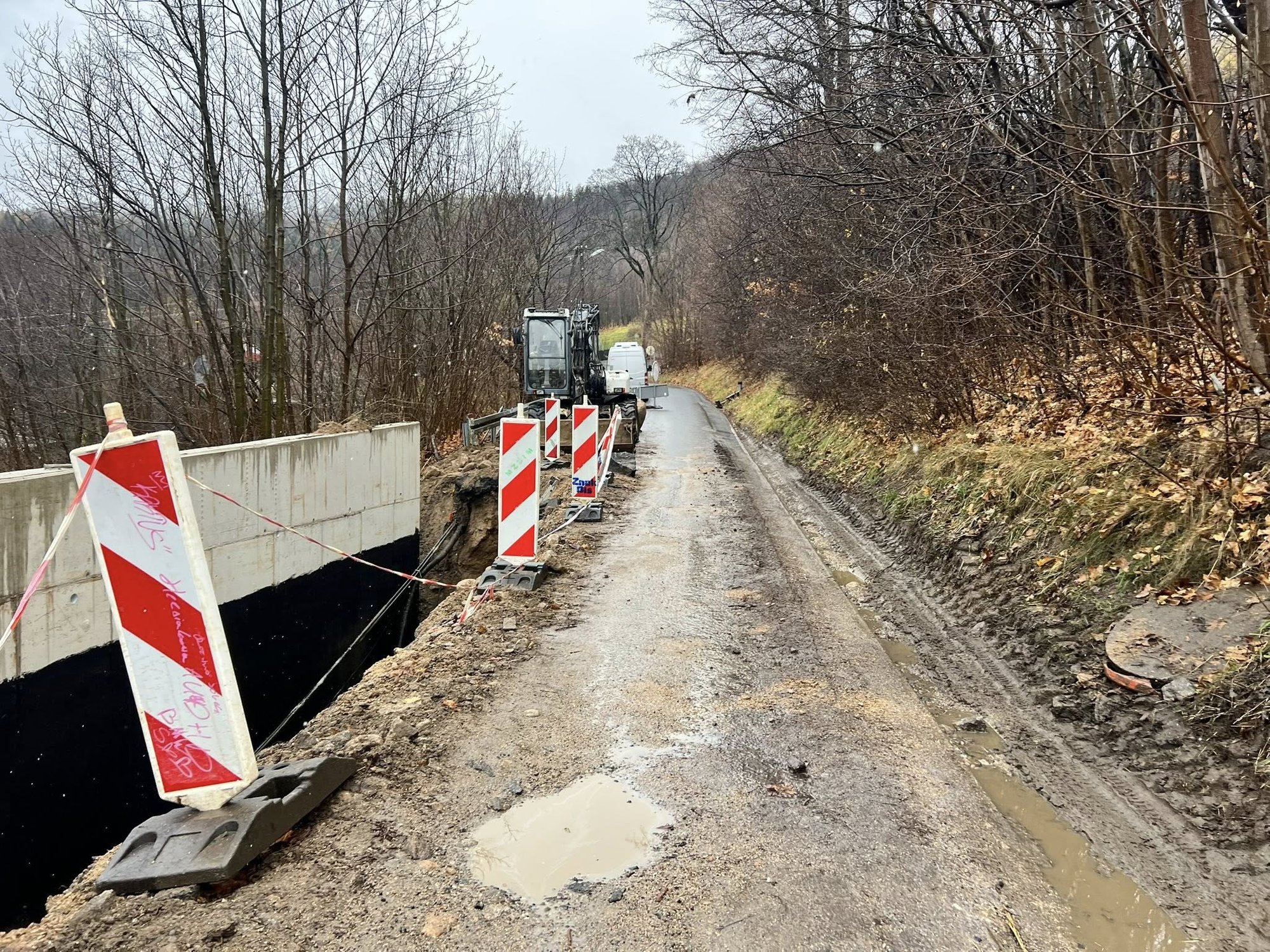 uszkodzone-kable-opoznia-odbudowe-muru-137098