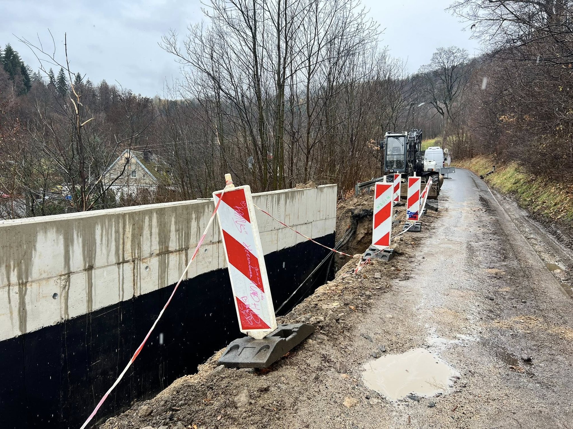 uszkodzone-kable-opoznia-odbudowe-muru-137098
