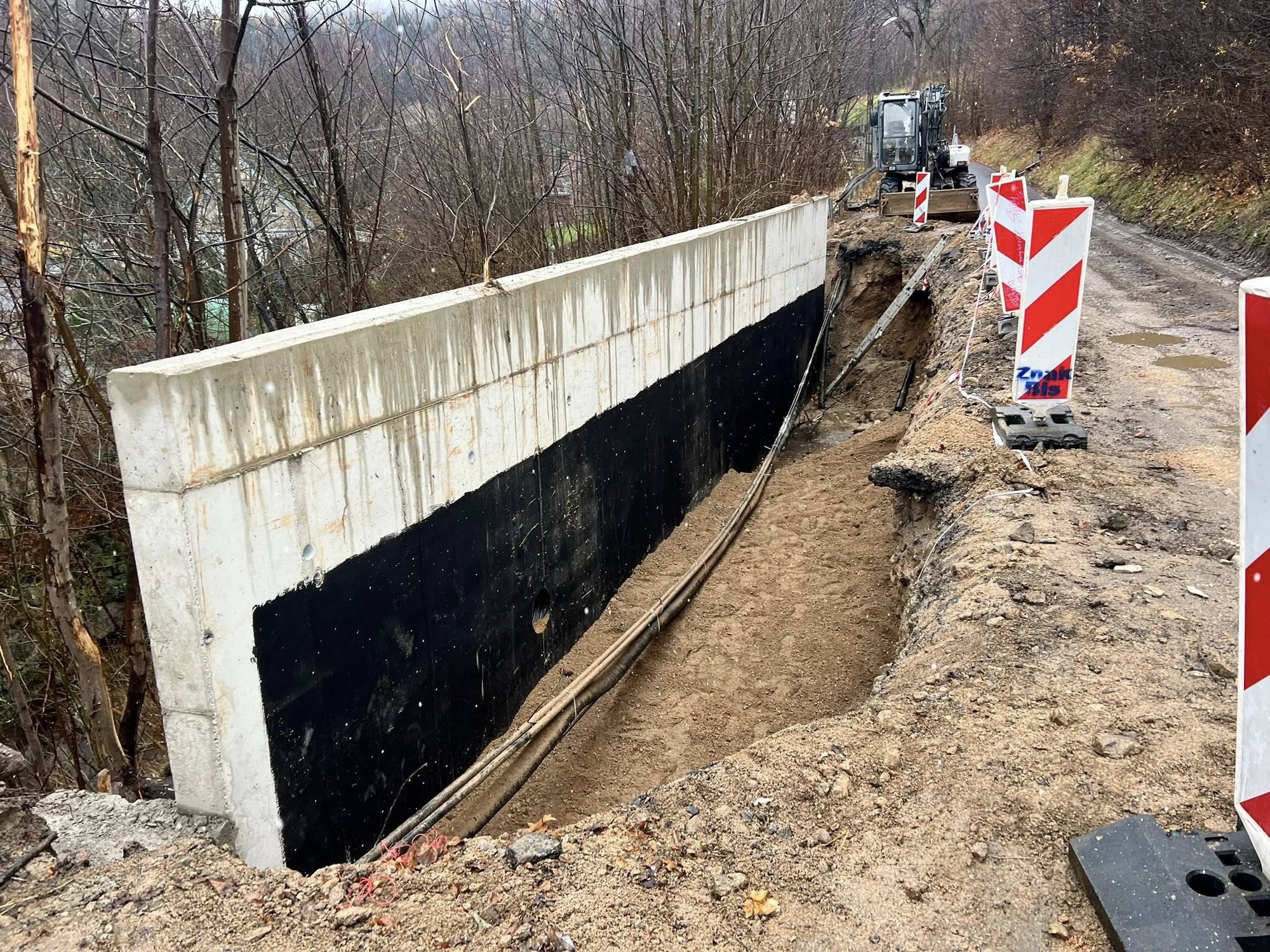 uszkodzone-kable-opoznia-odbudowe-muru-137098