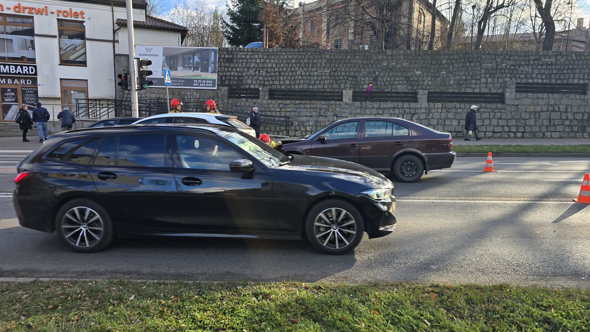 skoda-wjechaa-w-mazde-na-podwalu-137185